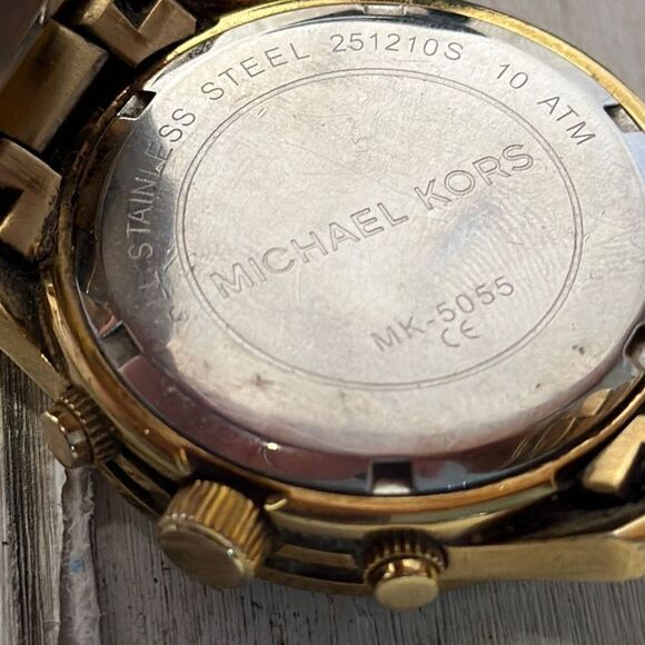Michael Kors Mid-Size Runway MK5055 Wrist Watch Chronograph Gold NEEDS BATTERY - Picture 9 of 10